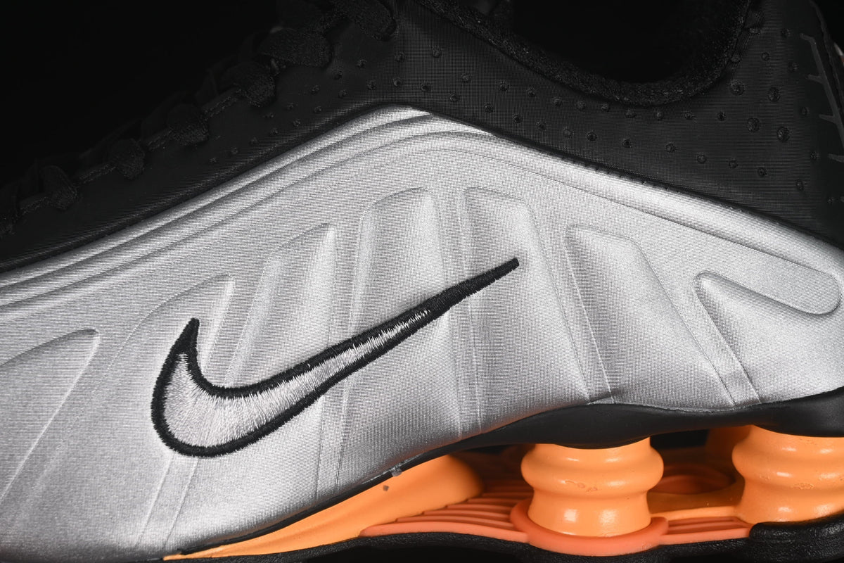 Nike Shox R4, Black / Metallic Silver / Orange: Der futuristische Klassiker mit neuem Glanz