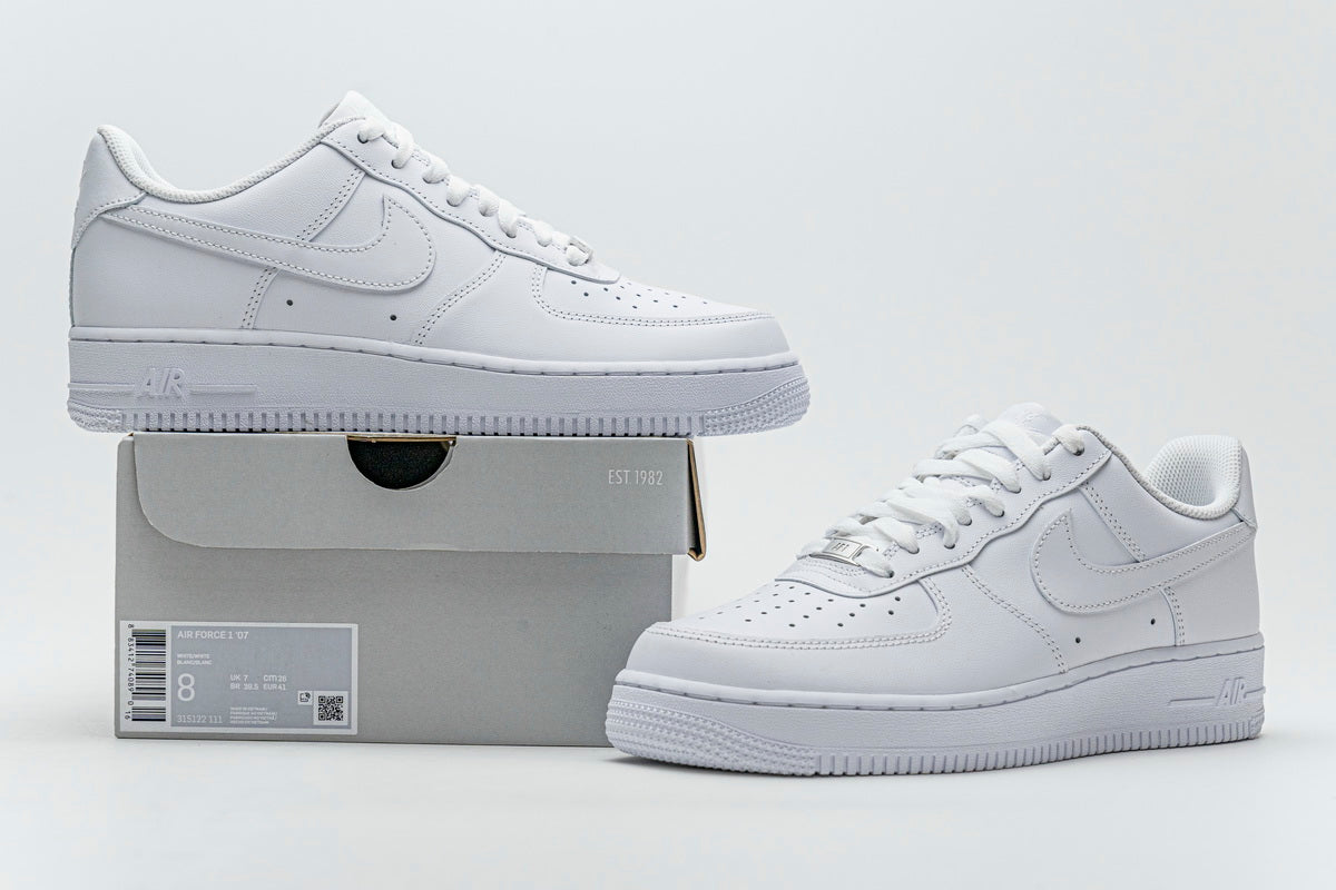 Nike Air Force 1 Low Triple White, one