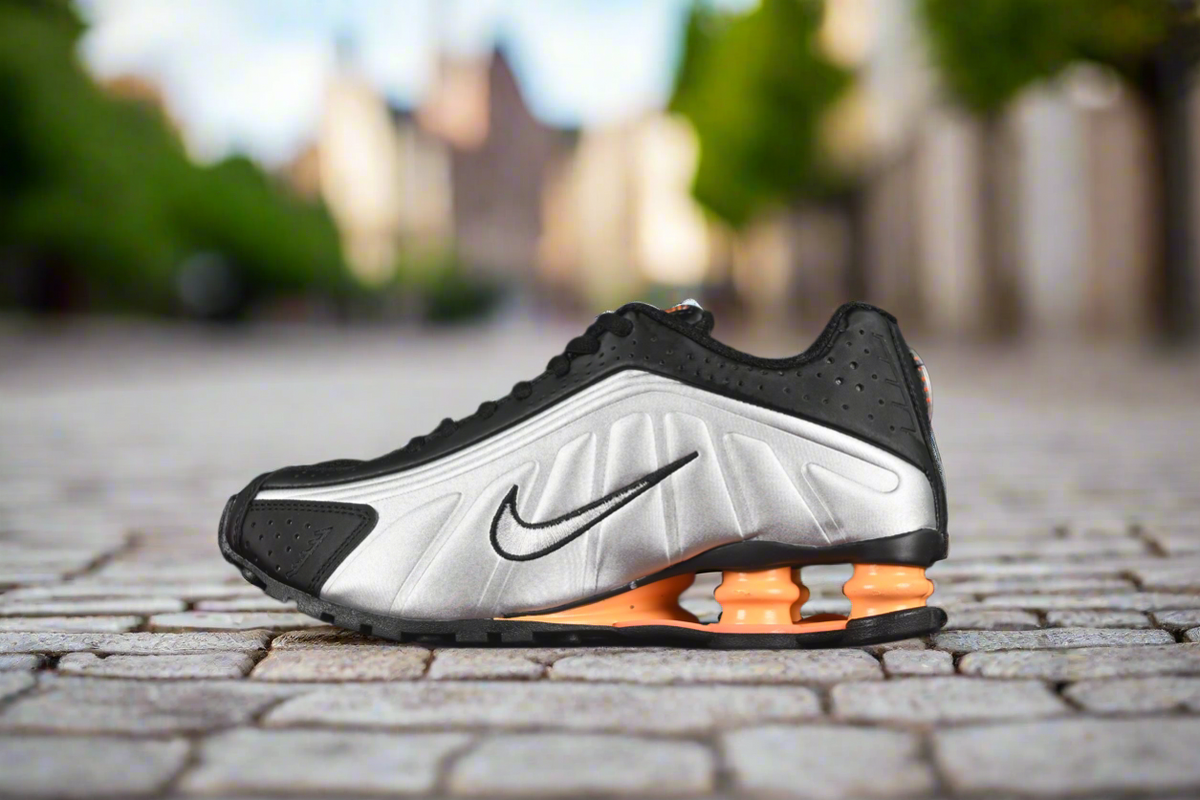 Nike Shox R4, Black / Metallic Silver / Orange: Der futuristische Klassiker mit neuem Glanz