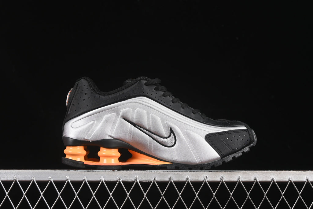 Nike Shox R4, Black / Metallic Silver / Orange: Der futuristische Klassiker mit neuem Glanz