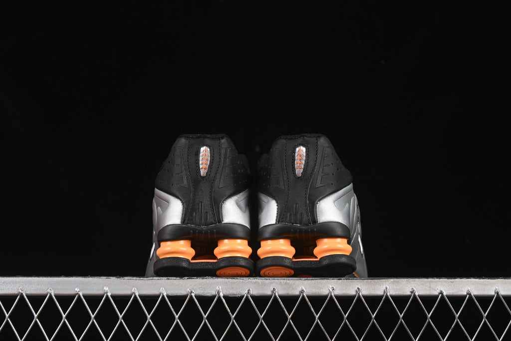 Nike Shox R4, Black / Metallic Silver / Orange: Der futuristische Klassiker mit neuem Glanz