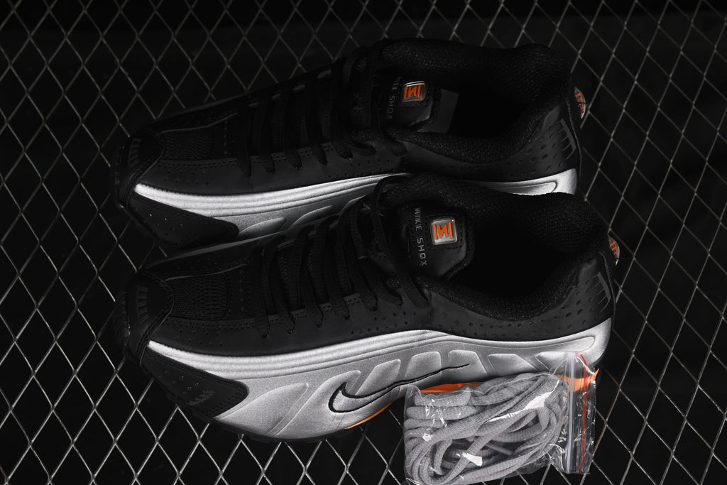 Nike Shox R4, Black / Metallic Silver / Orange: Der futuristische Klassiker mit neuem Glanz