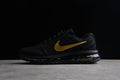 Nike Air Max 2017 in einer auffälligen Black/Gold-Farbkombination.