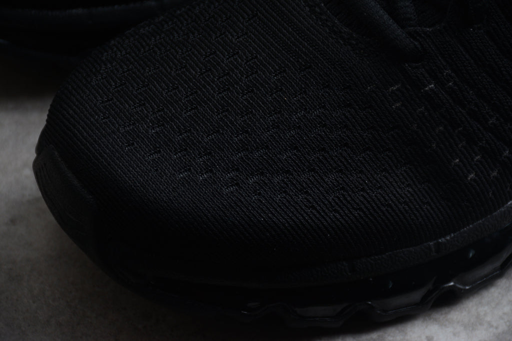 Nike Air Max 2017 in einer auffälligen Black/Gold-Farbkombination.