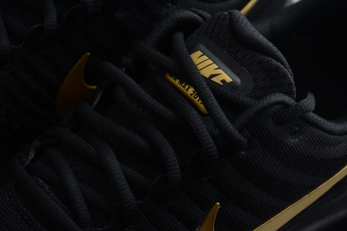 Nike Air Max 2017 in einer auffälligen Black/Gold-Farbkombination.
