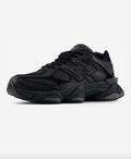 New Balance 9060 Triple Black, der perfekte Sneaker