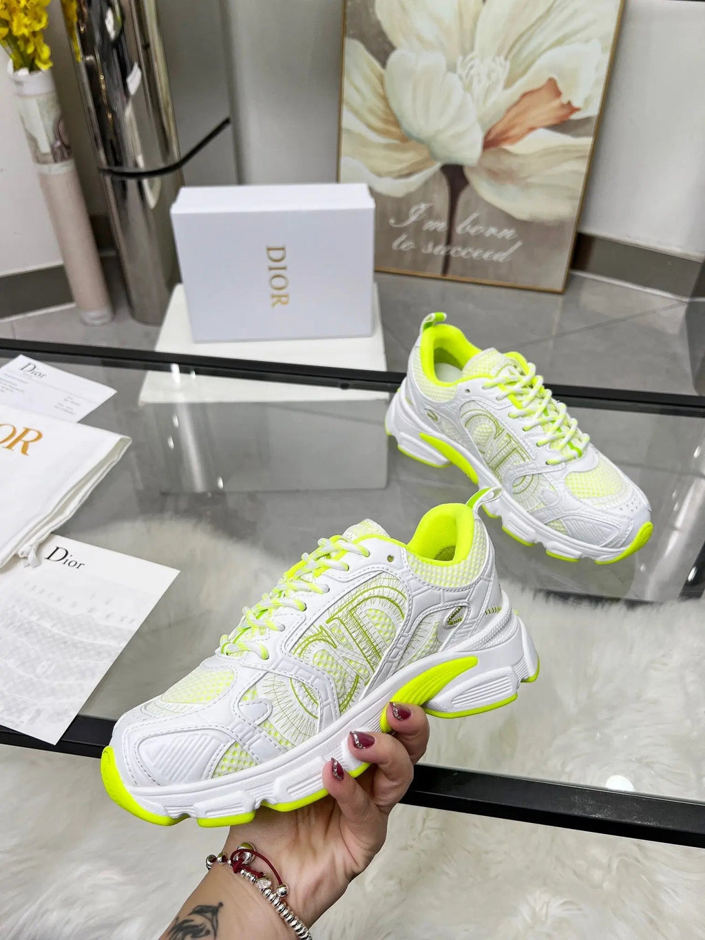 Dior B30 Sneaker in Weiß und Neon-Gelb – Luxus trifft Streetstyle VLP.LIFE