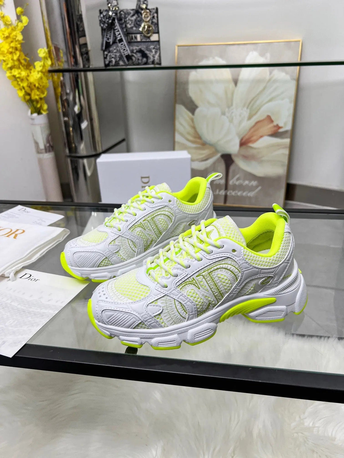 Dior B30 Sneaker in Weiß und Neon-Gelb – Luxus trifft Streetstyle VLP.LIFE