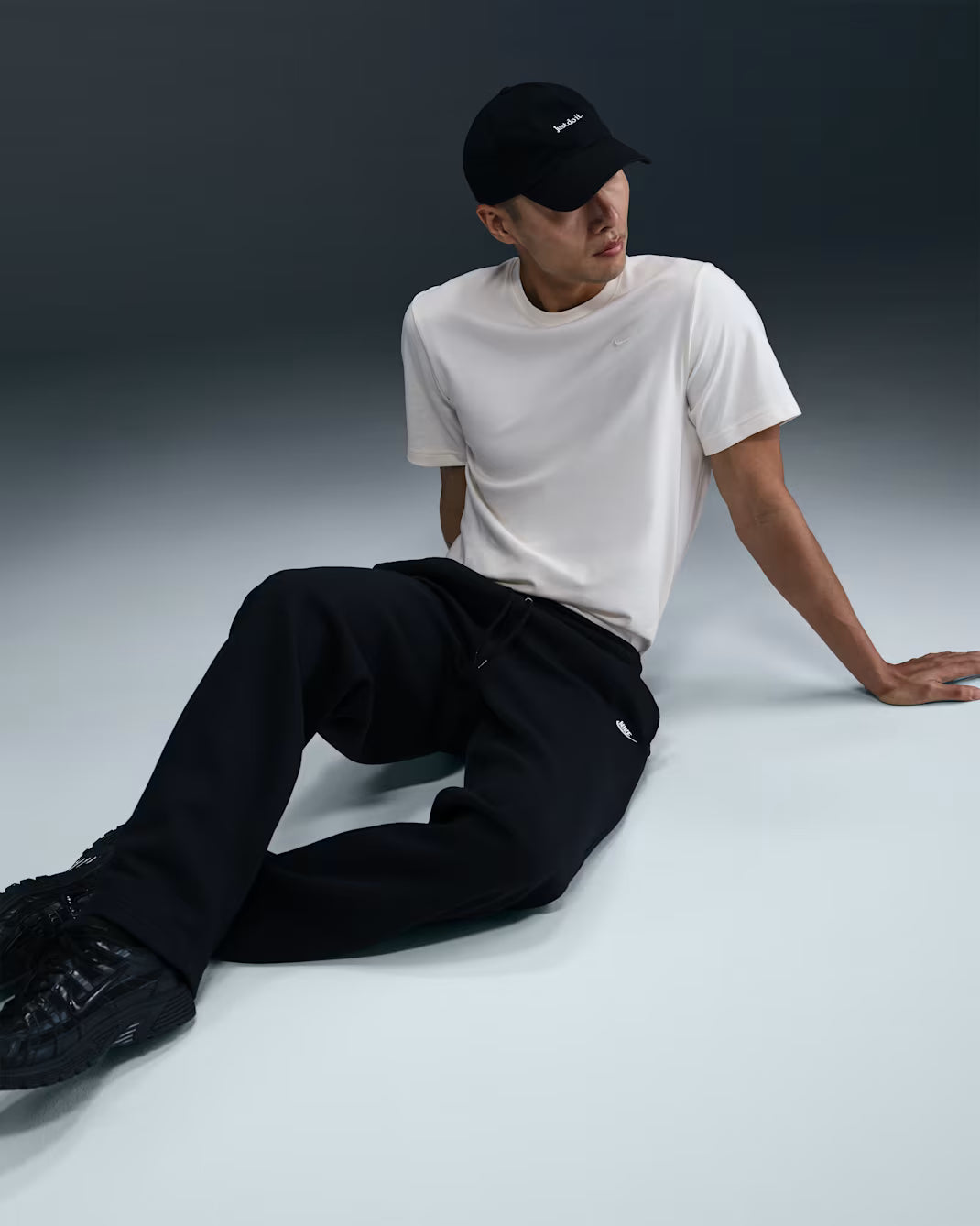 Nike Club Fleece trousers with raw hem (men's)