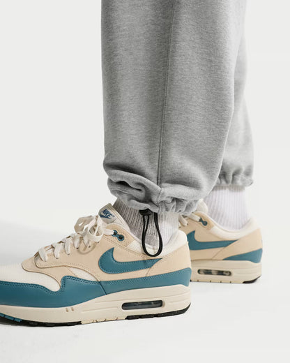 Nike Sportswear Club Oversized trousers made of French terry (men's)